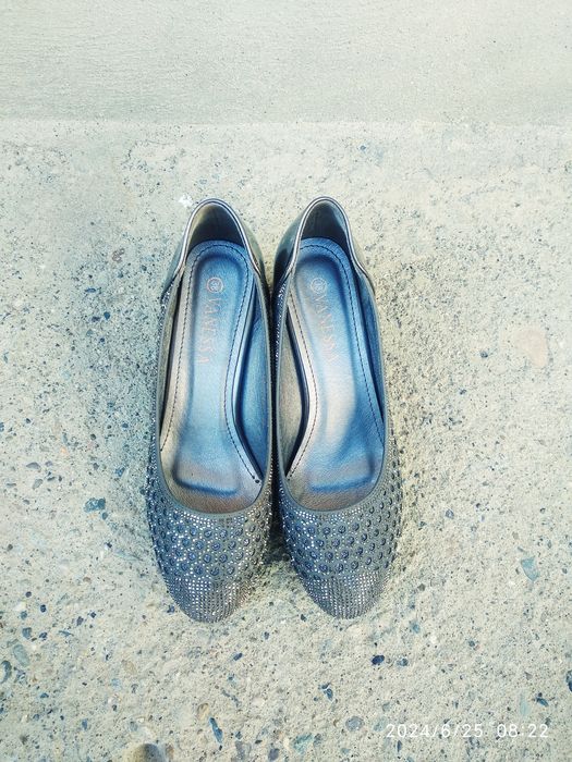 Yangi ayollar tuflilari sotiladi