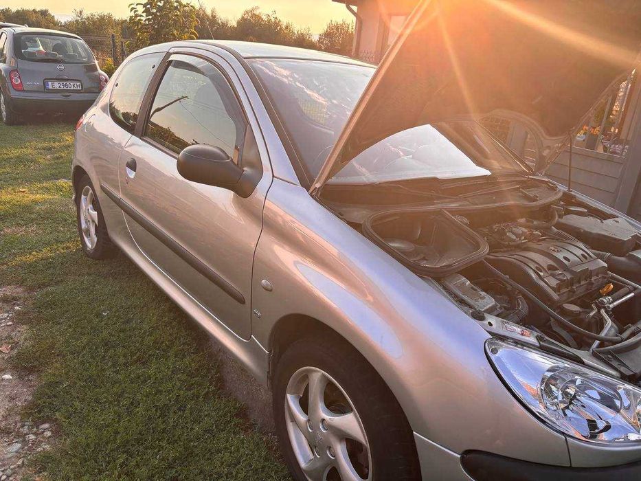 Напълно обслужен автомобил Peugeot 206 с газов инжекцион
