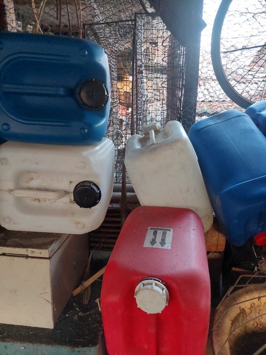 Продам пластиковые  канистры