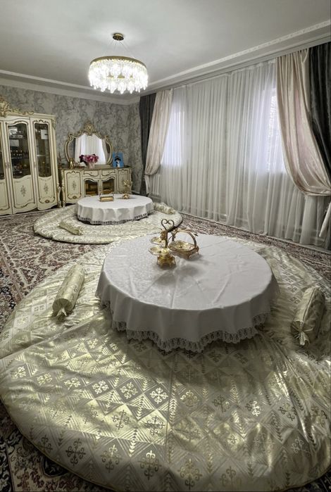 Жер стол, көрпе дастарханымен беріледі.