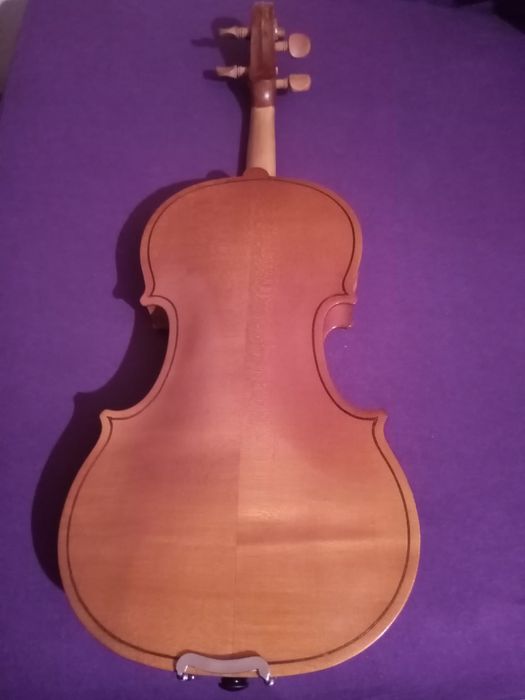 Российская скрипка 3/4. Вся комплектация поставлена новая. Звук яркий.