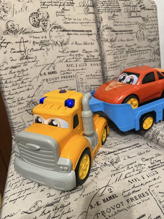 Camion mare cu remorca si masina