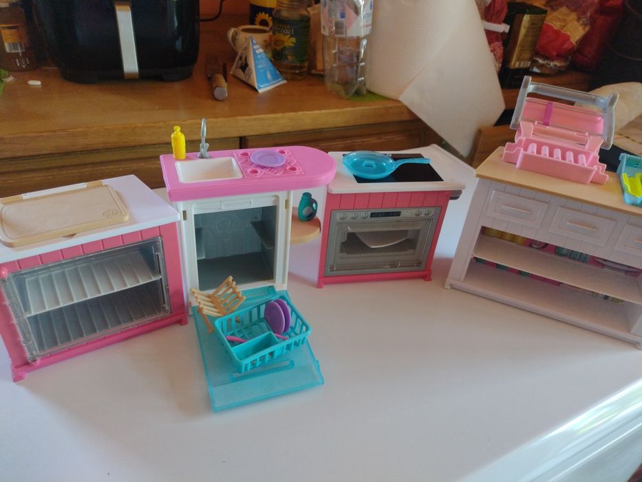 Set de bucătărie Mattel Barbie aragaz mașina spălat vase dulap chiuvet