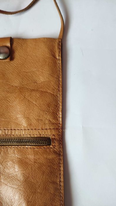 Малка чантичка от естествена кожа за носене на врата