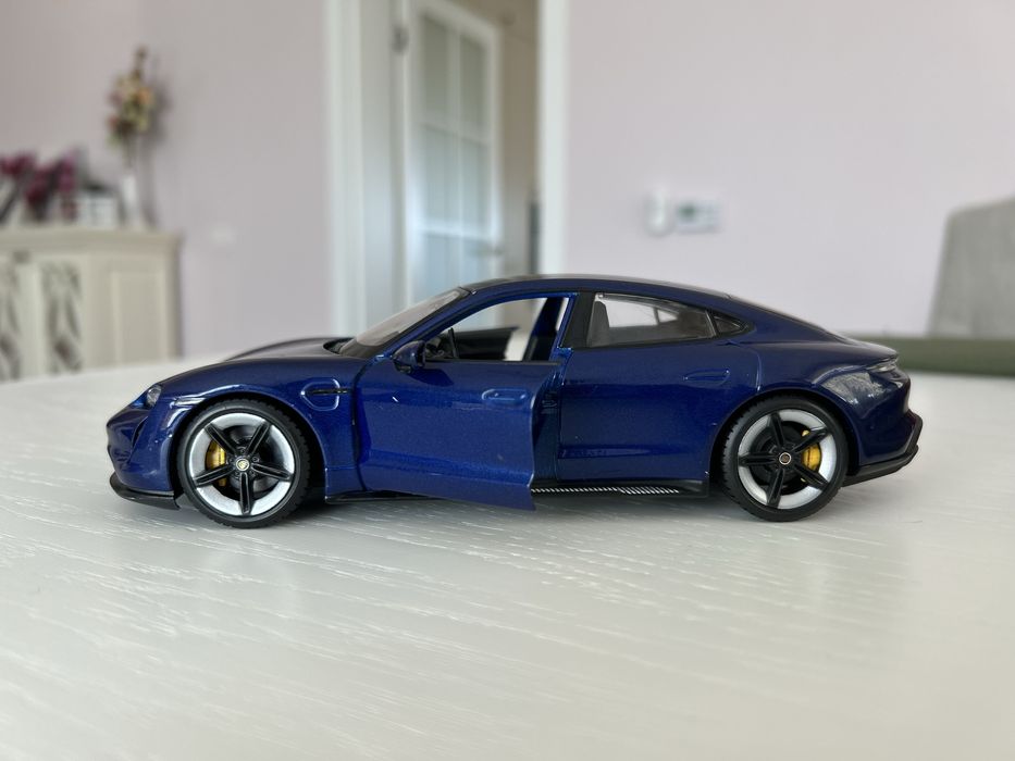 Bburago Macheta auto Porsche Taycan 1/24
