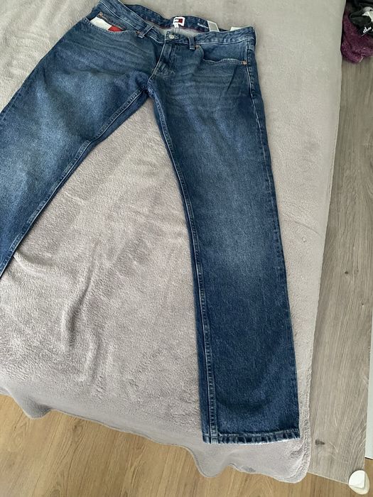 Продавам дънки Tommy jeans нови без етикет от внос. Размер 34х 32