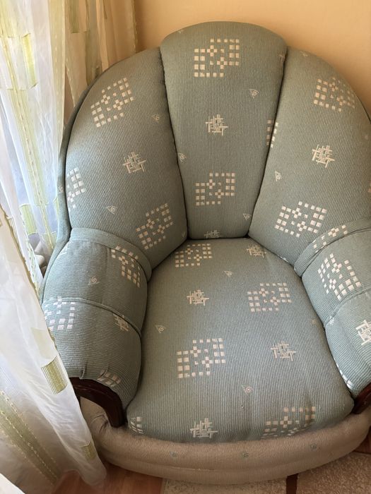 Продавам диван, фотьойл и дне табуретки