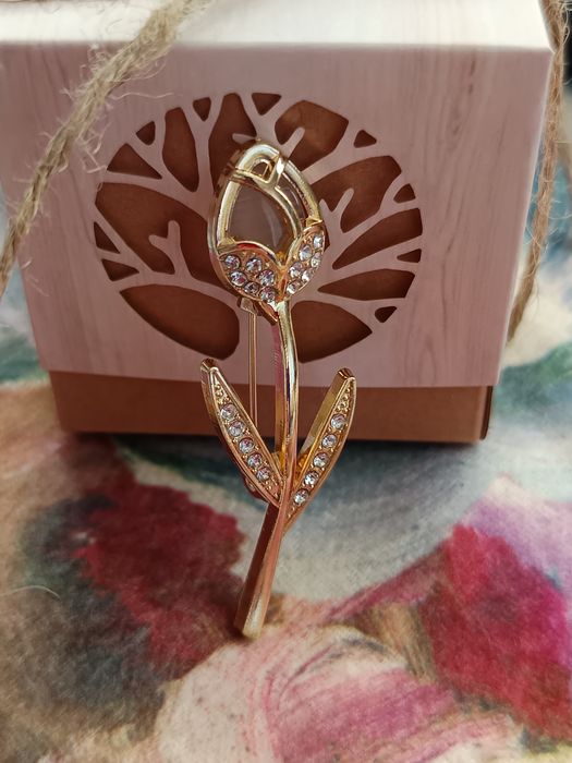 Красиви дамски брошки