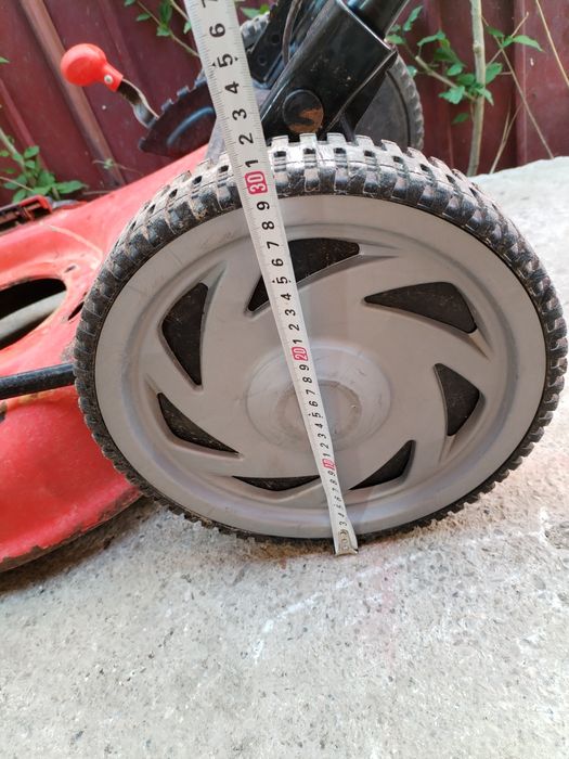 Vand diverse piese pentru mașini de iarba