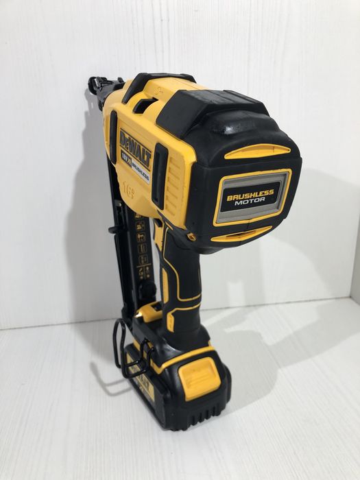 Pistol cuie Dewalt DCN 660