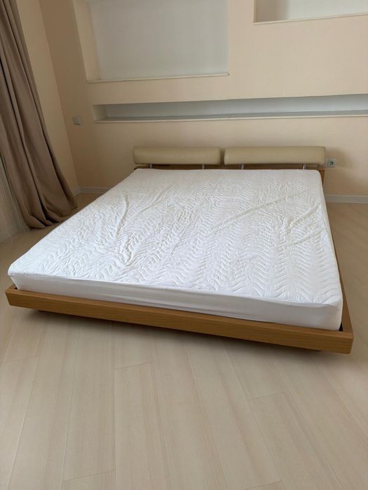 Кровать с матрасом и столиком