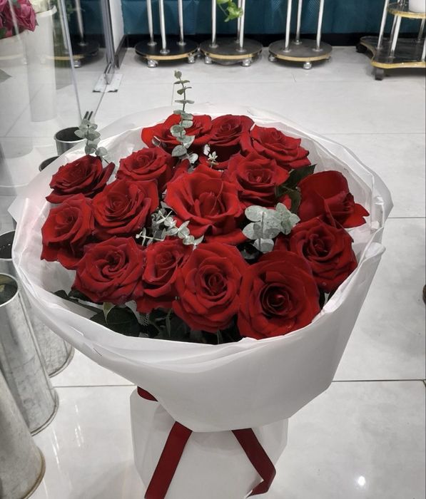 Buket gullar atirgullar oq qizil roxiviy