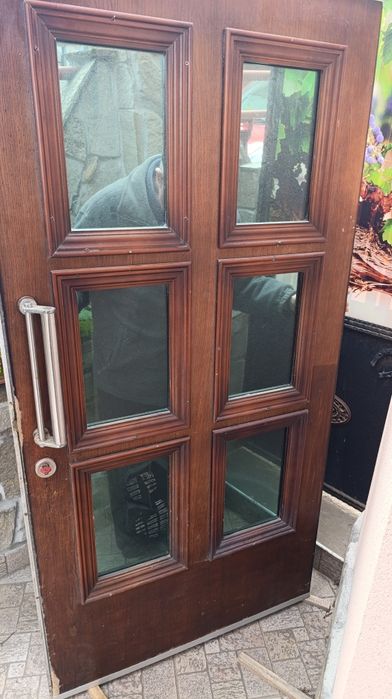 Входна врата с затварящ механизъм !