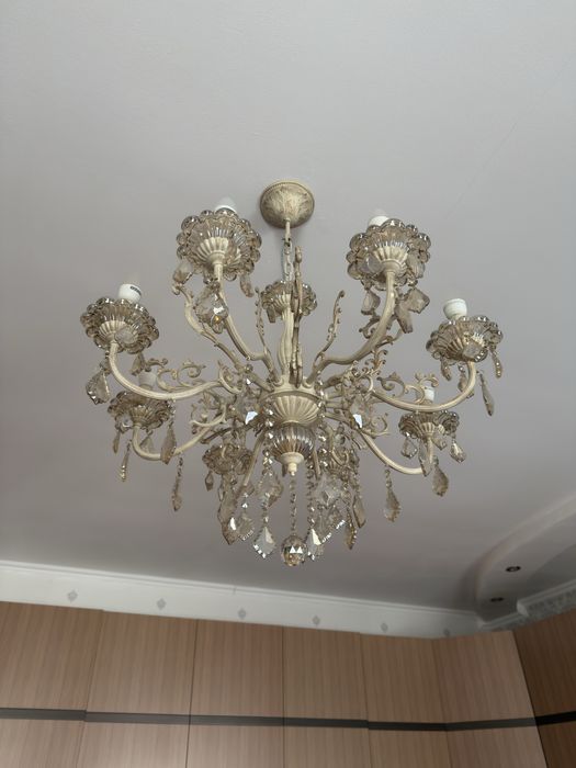 Продам люстры ,  настенные светильники.