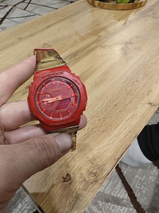 Casio 2100 червен