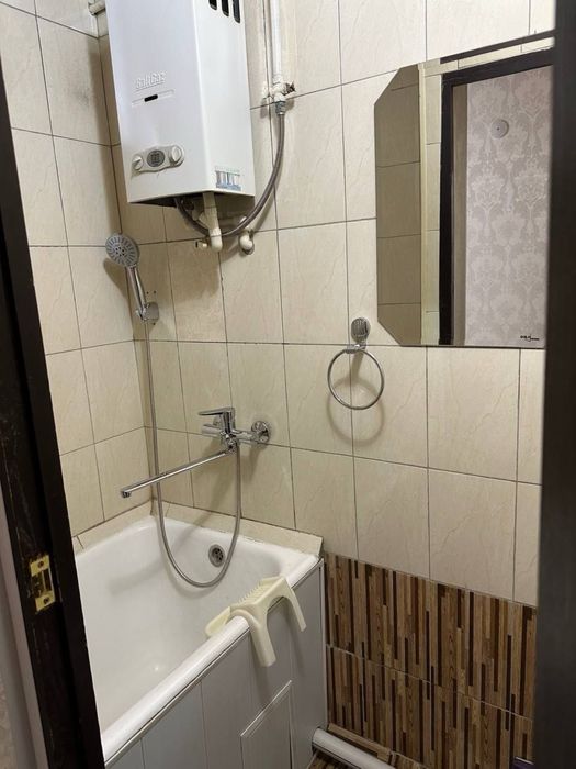 1 комнатная с мебелью и техникой в центре Чирчика (вдоль дороги)!