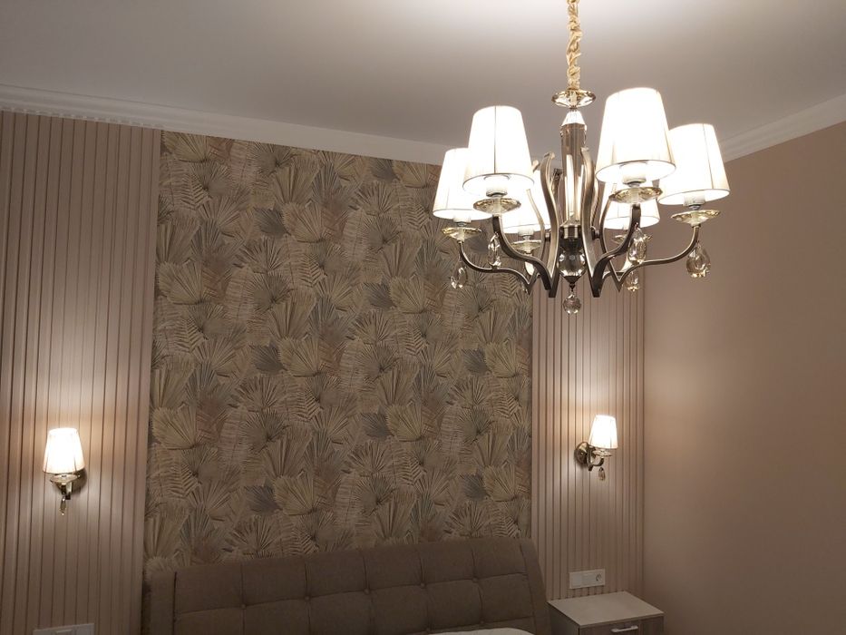 Люстра шести рожковая в отличном состоянии с двумя бра комплект