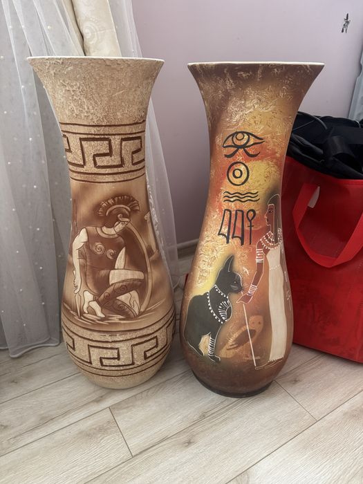 Две вазы в античном стиле