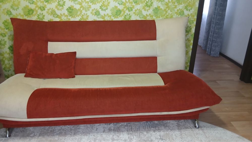 Диван с двумя креслами