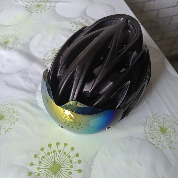 Продам срочно вело шлем