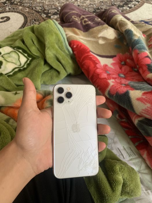 Iphone 11pro orqasi singan faqat lekin hamma joyi radnoy