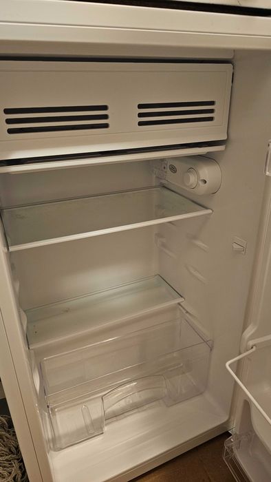 Voi vinde frigiderul în stare perfectă