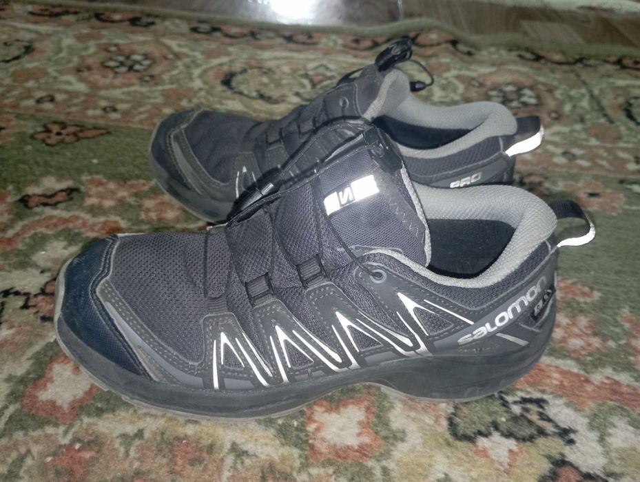 Ботинки фирменные Salomon на мальчика 36 размер в хор. сост.