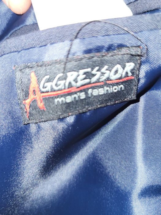 Продавам нов костюм комплект