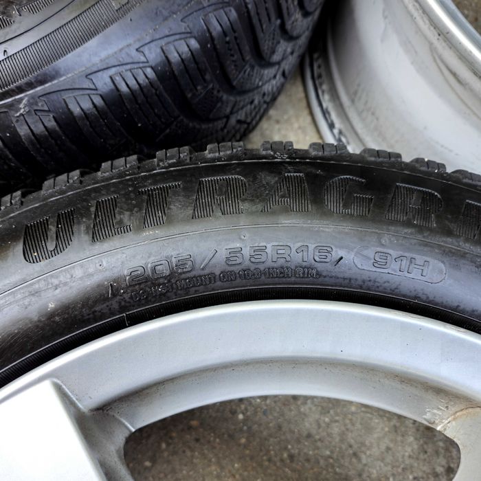 BMW Е87 4-ри джанти с две зимни гуми 205/55R16