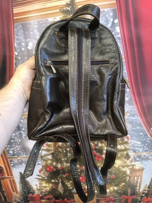 Кожена раница в кафяво от естествена кожа. Произведена в България.