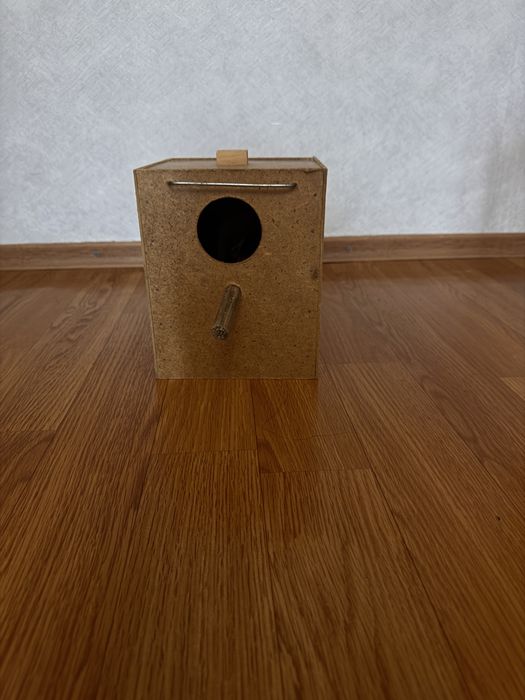 Продаются клетки для попугаев.