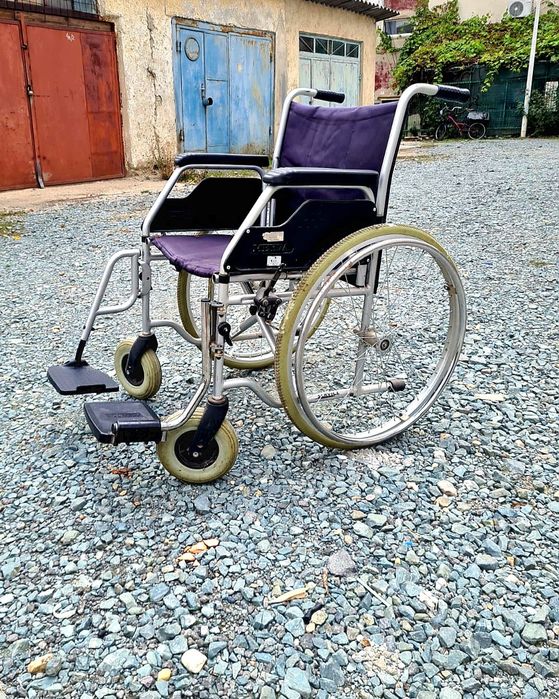 Carut cu rotile pentru persoane cu dizabilități sau mobilitate redusaq