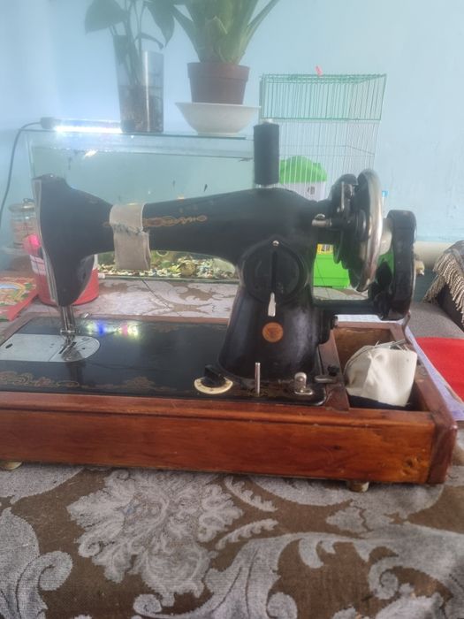 Продам швейную машинку