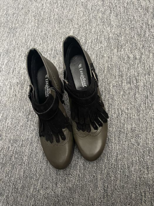 Vând pantofi de piele.