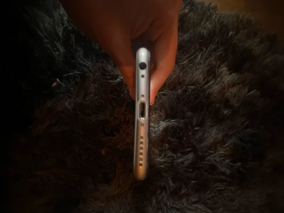 Vând două telefoane pentru piese