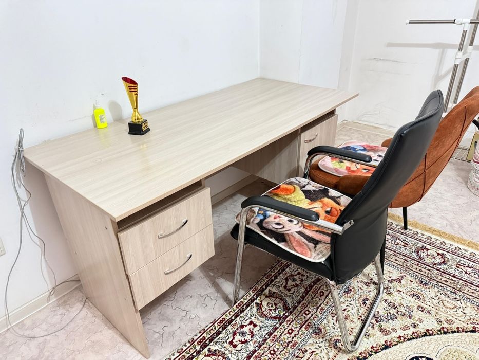 Столь стулья шкаф Люстра диван продаётся