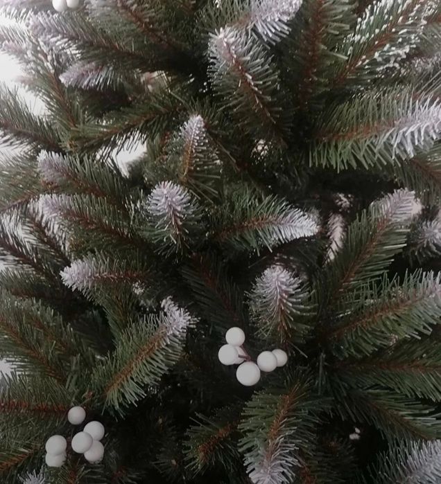 Brad Artificial Deluxe,White Berry, 2D , 220 cm
Nou , in cutie .Nu  a fost folosit deloc