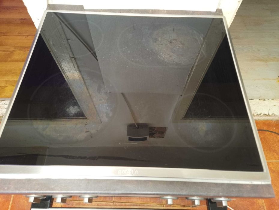 Фурна със стъклокерамичен плот за вграждане Gorenje енергиен клас А