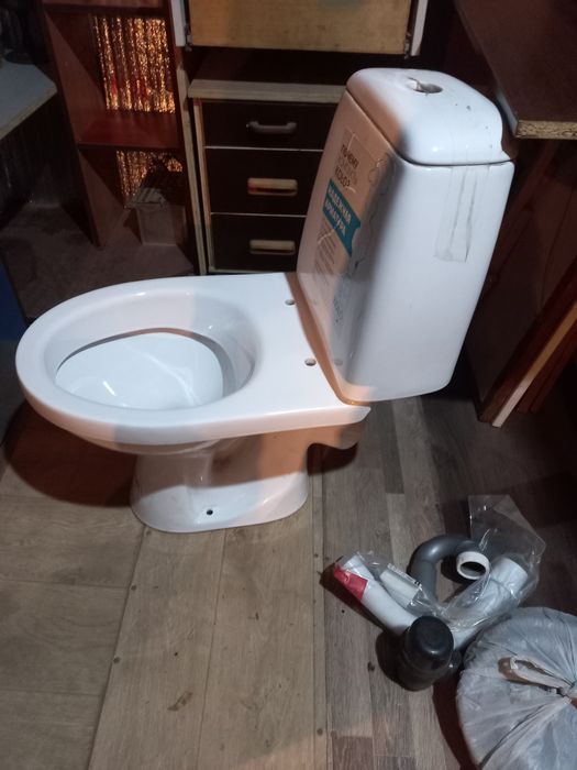Новый унитаз с бочком