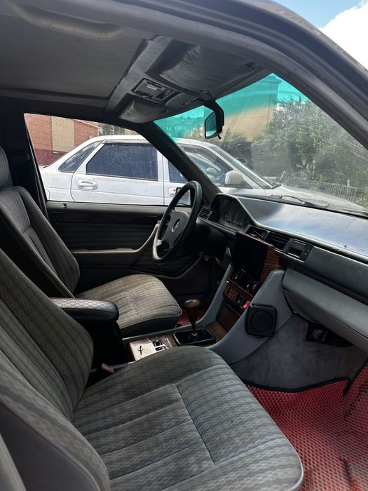 Срочно продам W124 E200