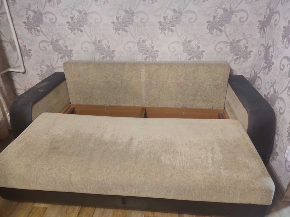 Продам диван и два кресла .