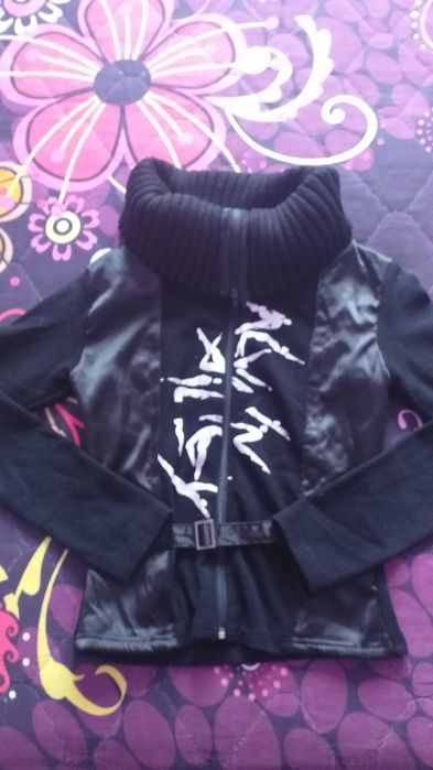 Дамски рокли и жилетки. Всяка на цена от  30 до 80лв.