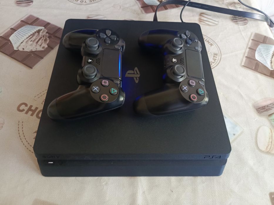 Ps4 slim oficial +EA play podpiska