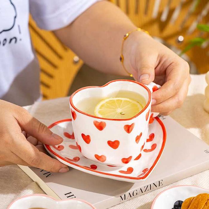 Набор чашка и блюдце в форме сердца с красными сердечками