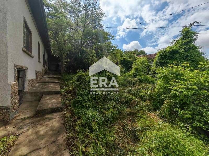 ЕКСКЛУЗИВНО! ЕРА Дръстър предлага за продажба вила с голям двор в живо