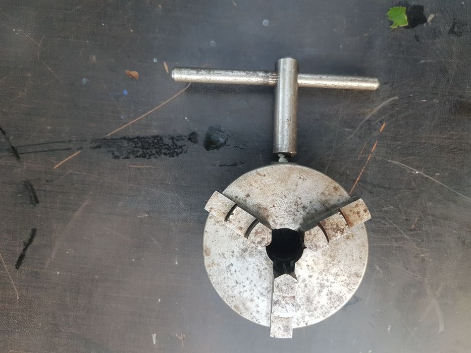 Materiale:aluminiu si universal de 125 cu trei bacuri .universal de 85cutrei bacuri.