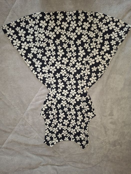 Черно-бяла рокля на цветя