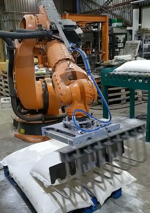 Celulă robotică completă pentru paletare saci