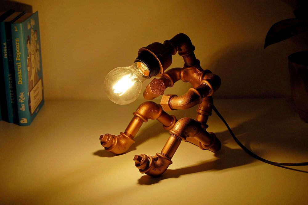 Veioza metal, veioza steampunk, stil industrial in forma de om