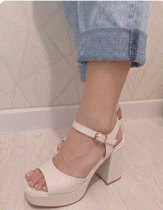 Продам босоножки.